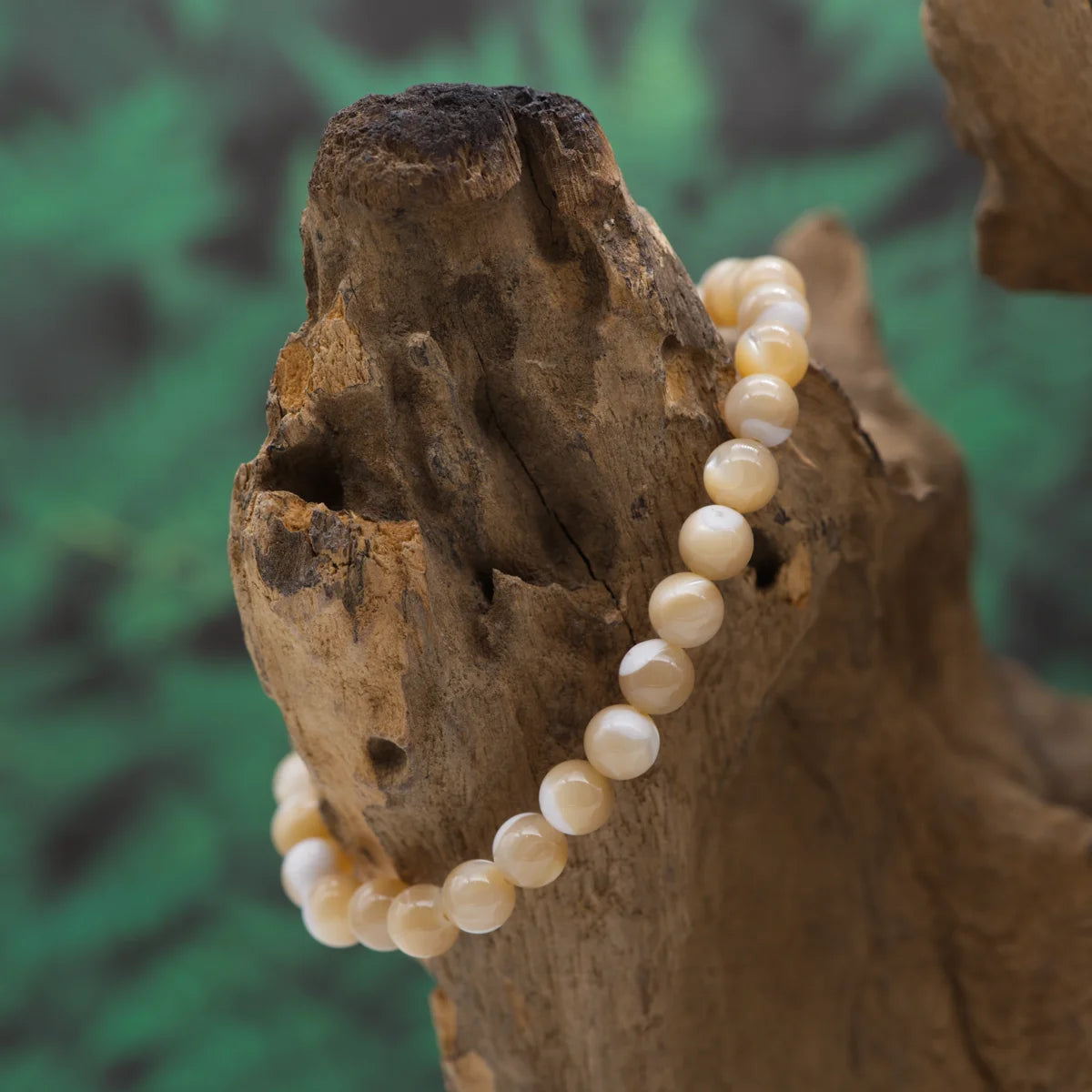 Armband aus 6 mm gelbem Perlmutt – wirkt sanft und aufhellend.