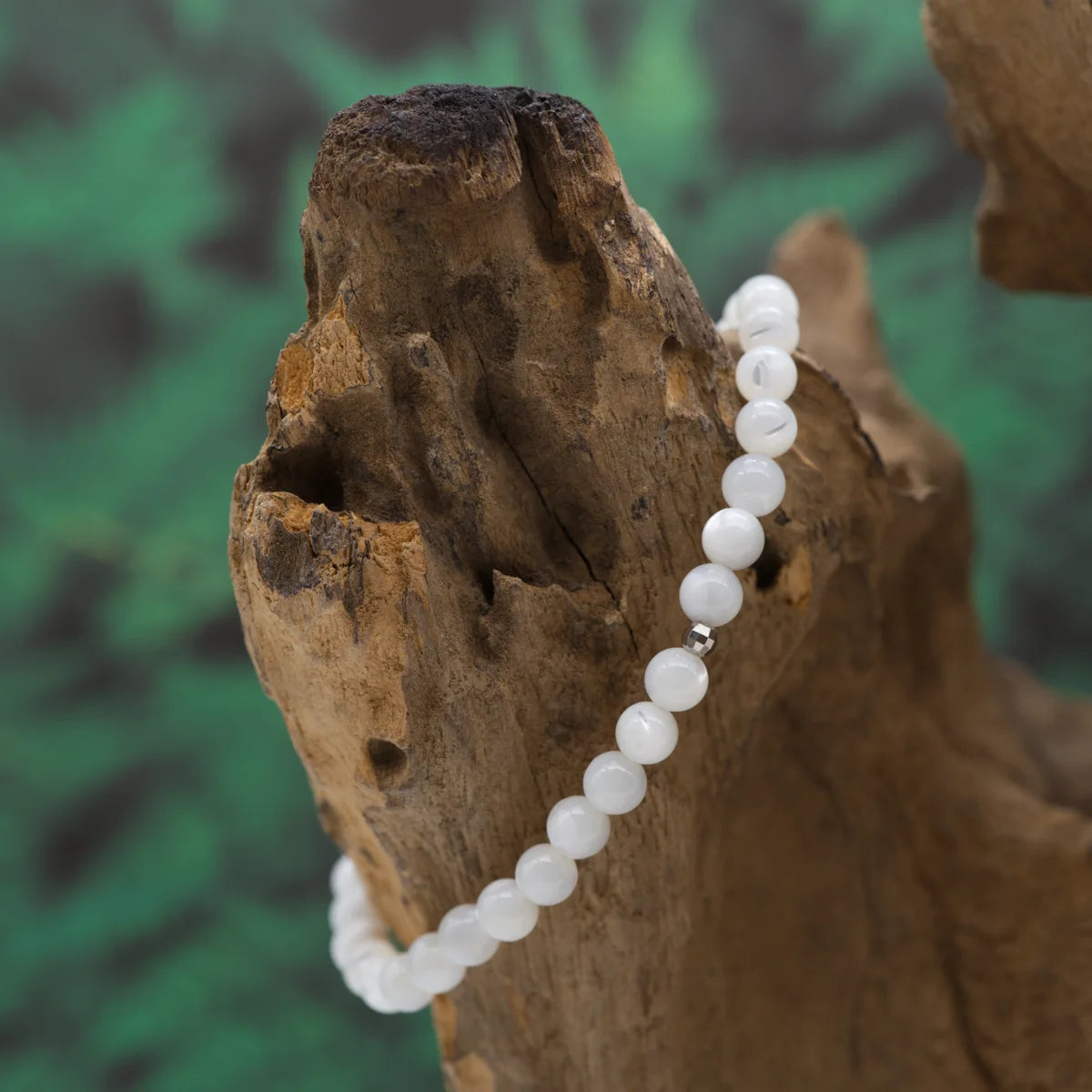 Armband aus 6 mm Perlmutt mit Silberperle – elegant, beruhigend und schützend.