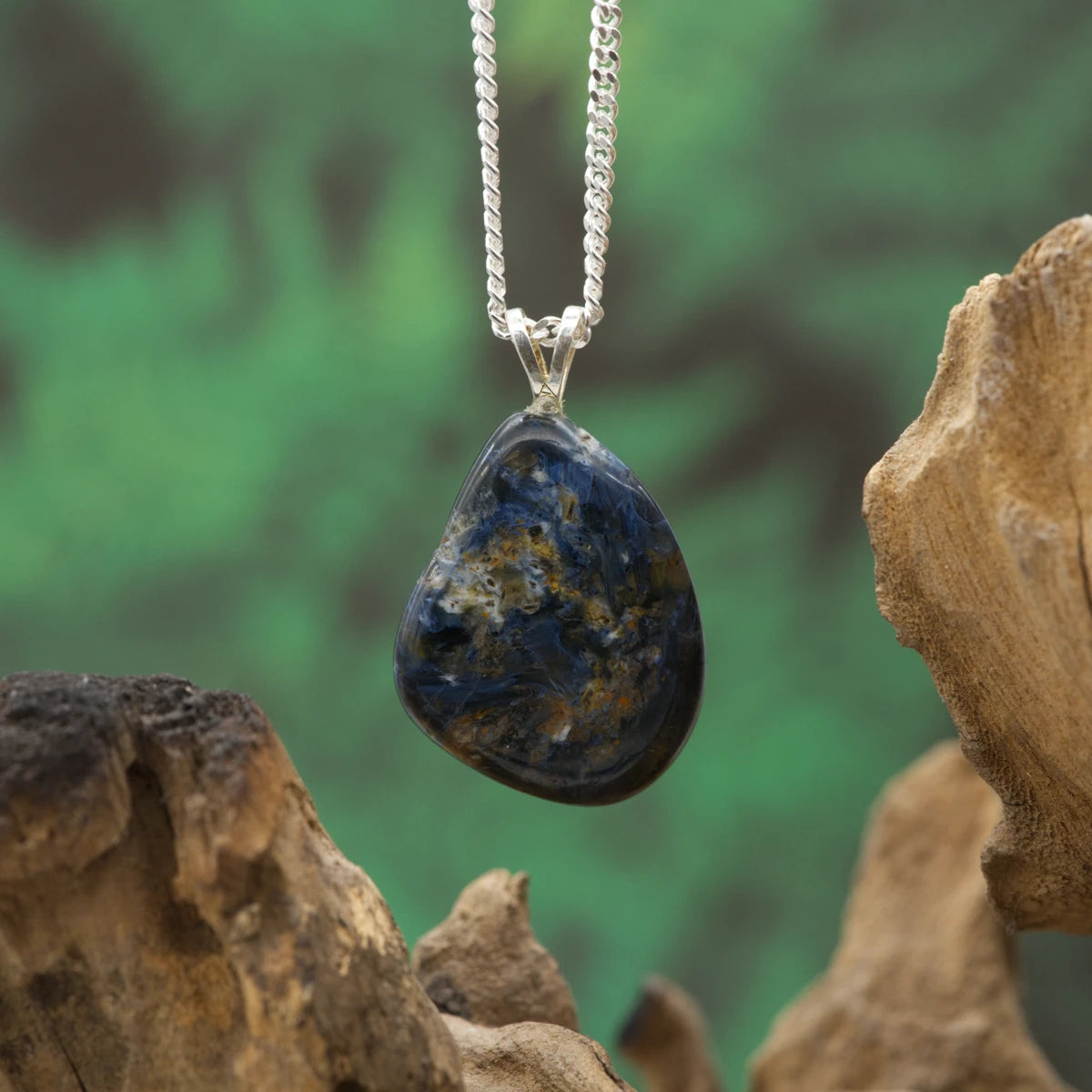 Wirbelnde Braun-Blau-Muster – Sturmstein für Wandel & innere Stärke.