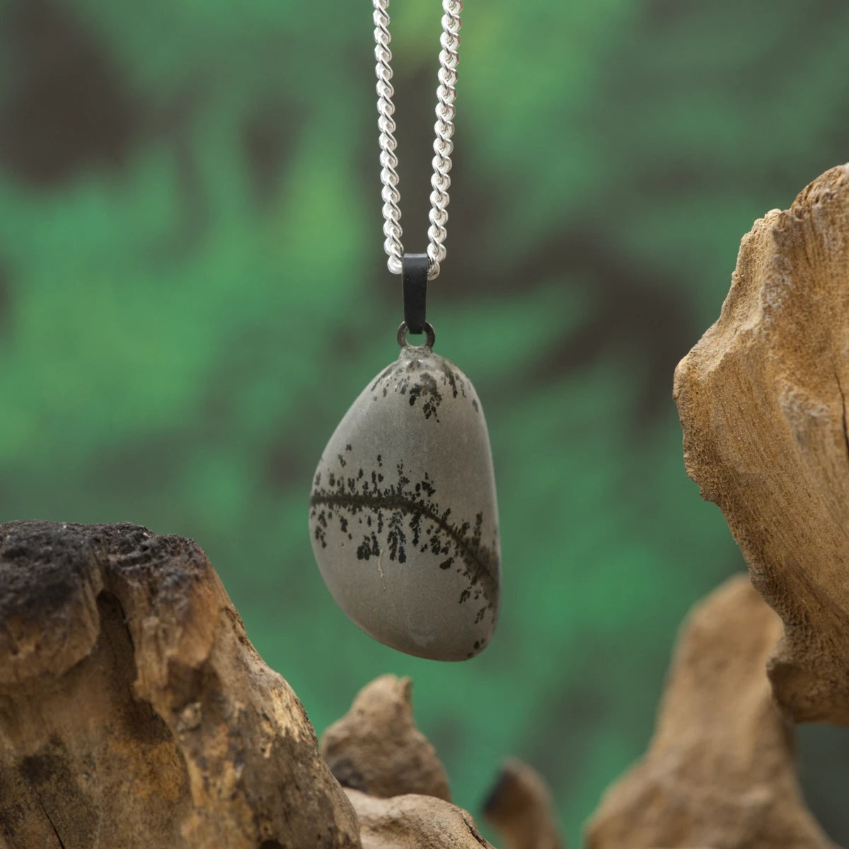 Seidig-grauer Porcellanit – Ruhe, Stabilität und neutrale Eleganz.