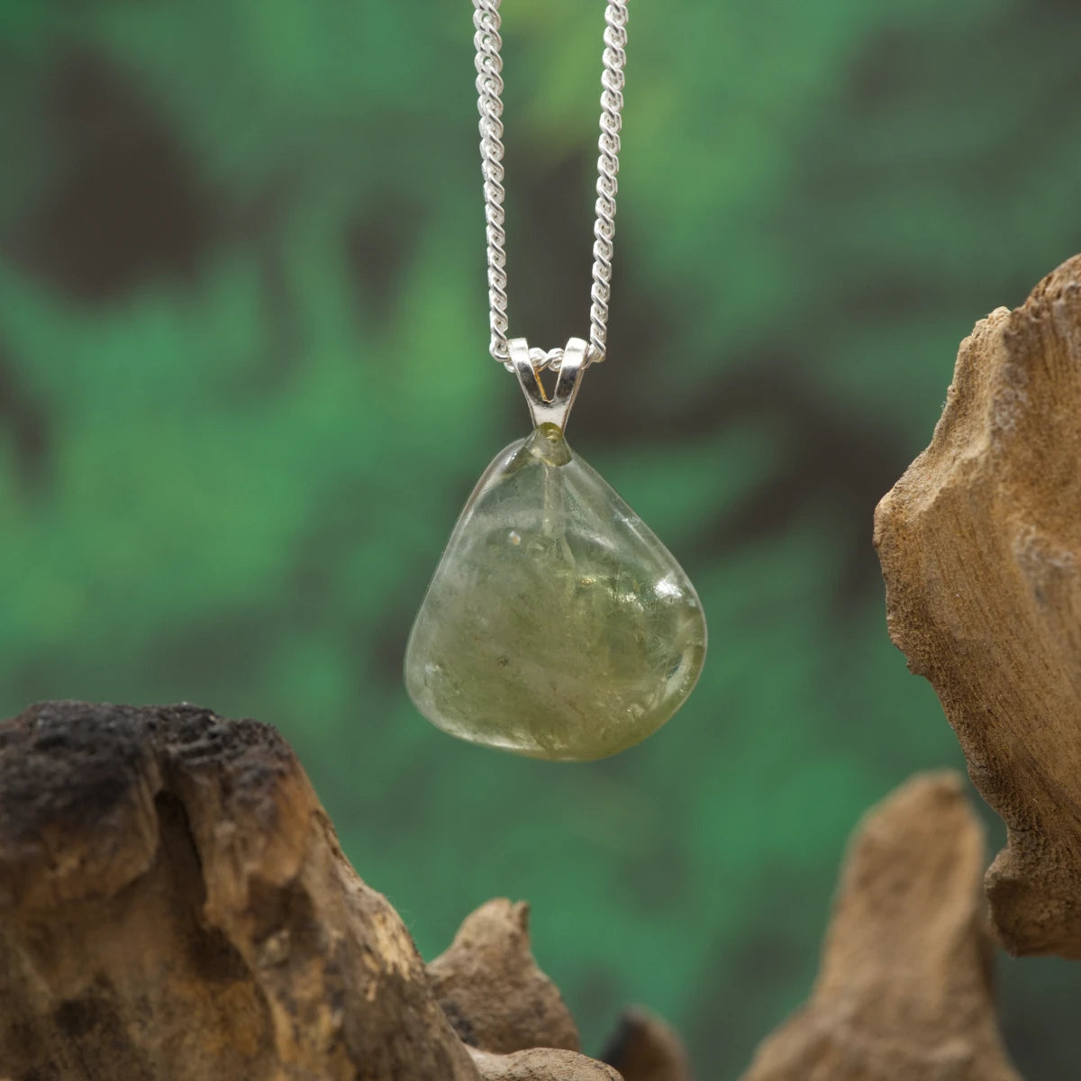 Hellgrüner Amethyst (Prasiolith) – Frische, Balance und Sanftheit.