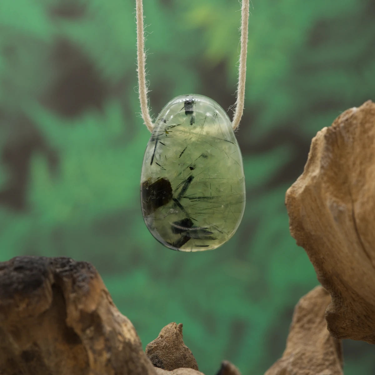 Hellgrüner Prehnit – Vertrauen, Intuition und Herzöffnung.