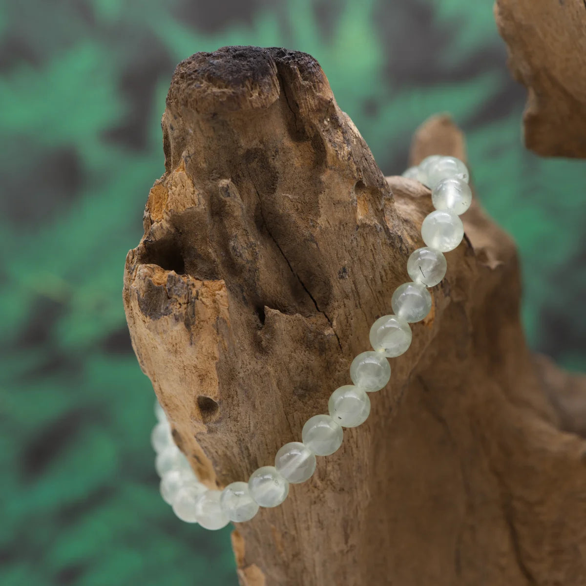 Edelstein-Armband aus 6 mm Prehnit – stärkt Achtsamkeit und Vertrauen.