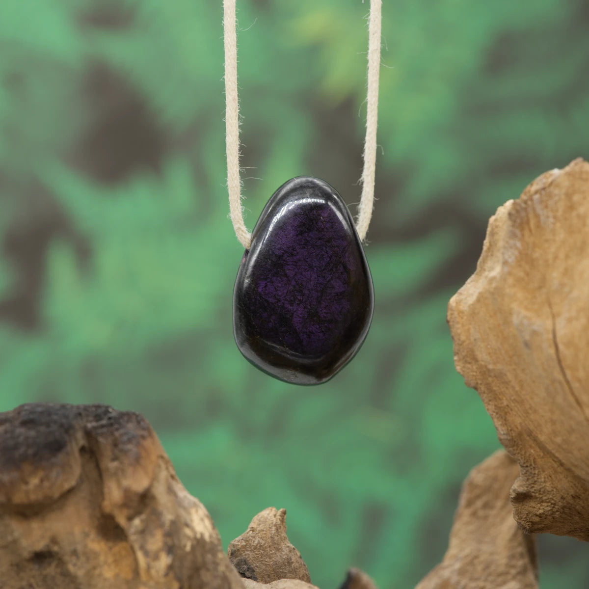 Tiefvioletter Purpurit – Selbstbewusstsein, Schutz und spirituelle Klarheit.