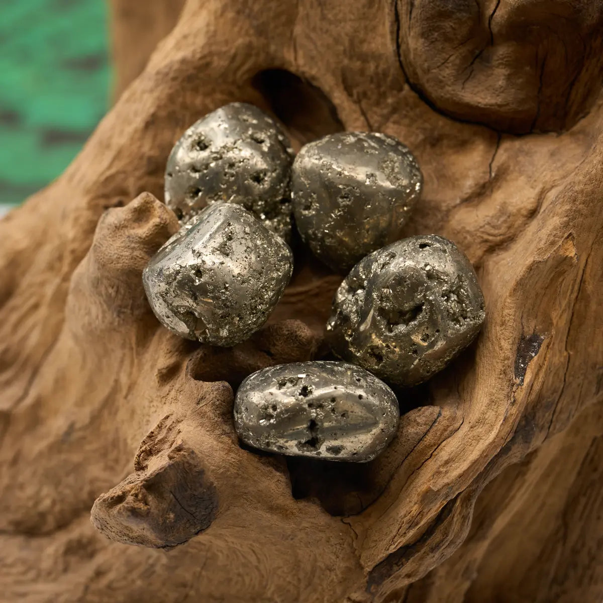 Goldglänzender Pyrit – fördert Tatkraft, Selbstbewusstsein und Schutz vor negativer Energie.