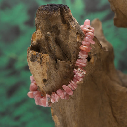 Splitterarmband aus rosa Rhodochrosit – stärkt Selbstliebe und emotionale Heilung.
