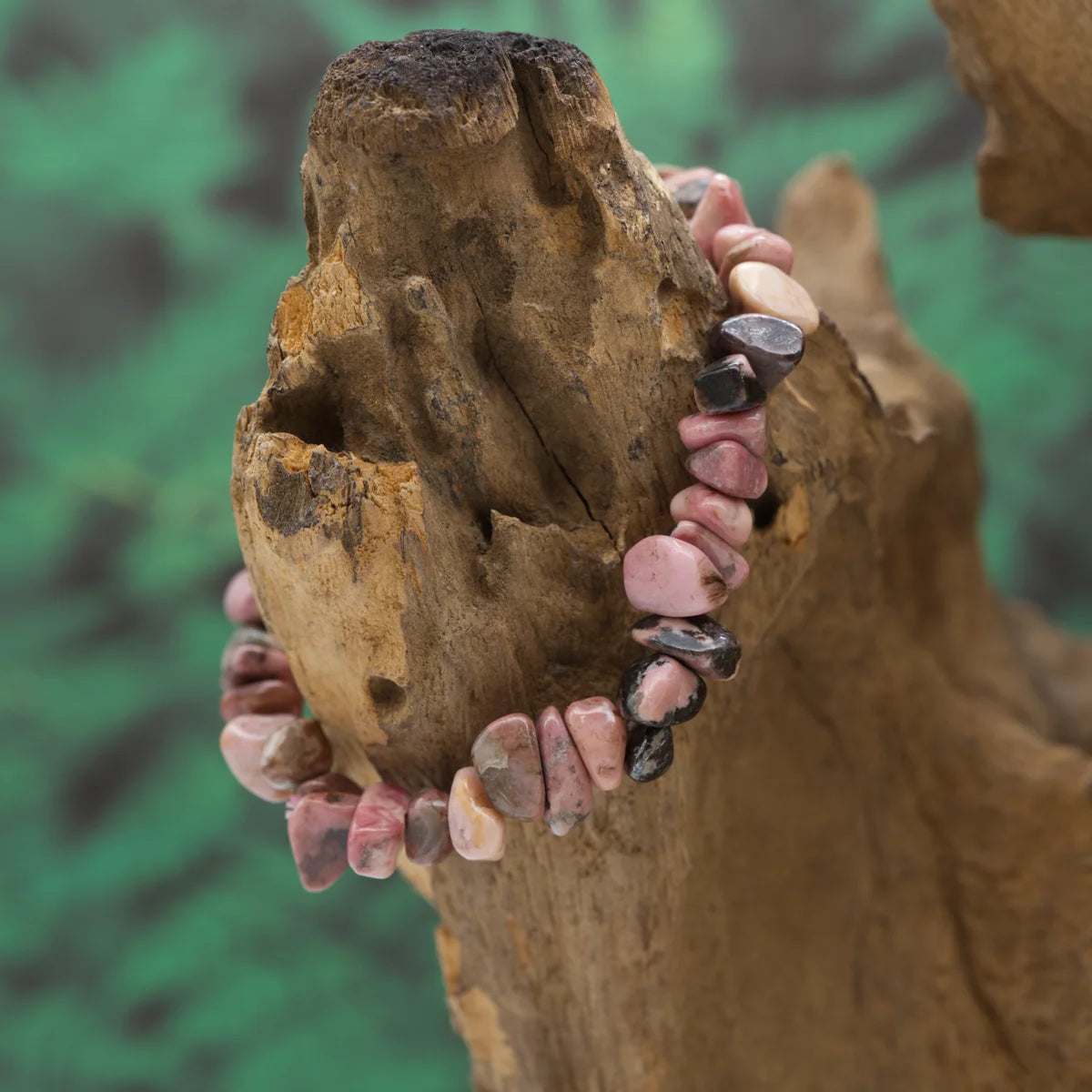 Splitterarmband aus rosafarbenem Rhodonit – bringt Mitgefühl und innere Balance.