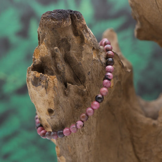 Edelstein-Armband aus 4 mm dunklem Rhodonit – stärkt Vergebung und innere Ruhe.