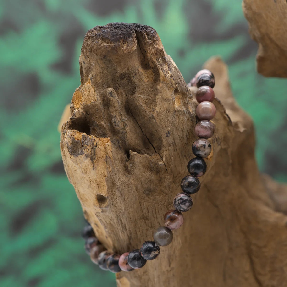 Edelstein-Armband aus 6 mm dunklem Rhodonit – bringt Stabilität und Mitgefühl.