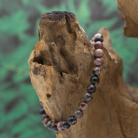 Edelstein-Armband aus 6 mm dunklem Rhodonit – bringt Stabilität und Mitgefühl.