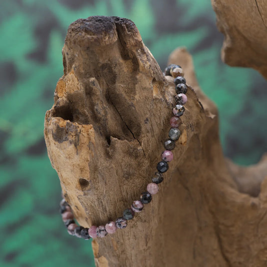 Edelstein-Armband aus 4 mm facettiertem Rhodonit – harmonisiert Herz und Geist.