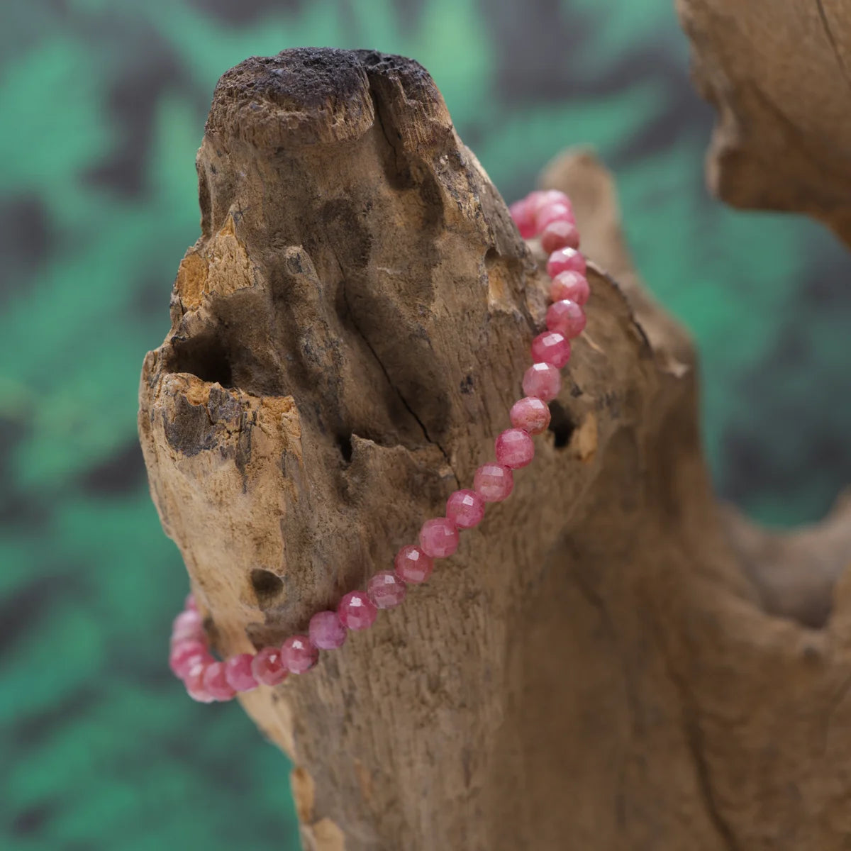 Edelstein-Armband aus 4 mm facettiertem Rhodonit (1A) – öffnet das Herz und heilt Emotionen.