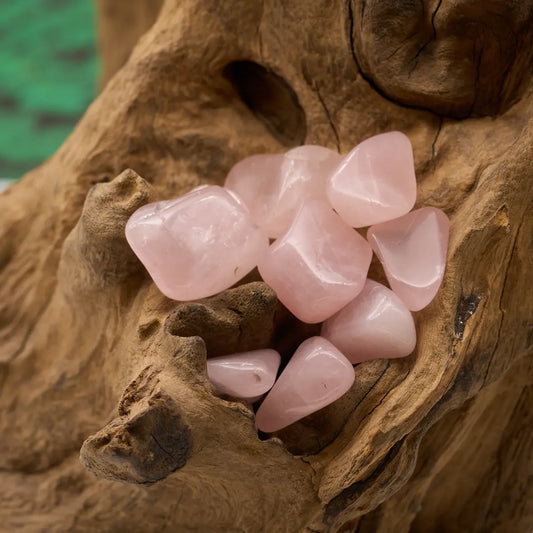 Sanft rosafarbener Rosenquarz – Stein der Liebe und Selbstannahme.