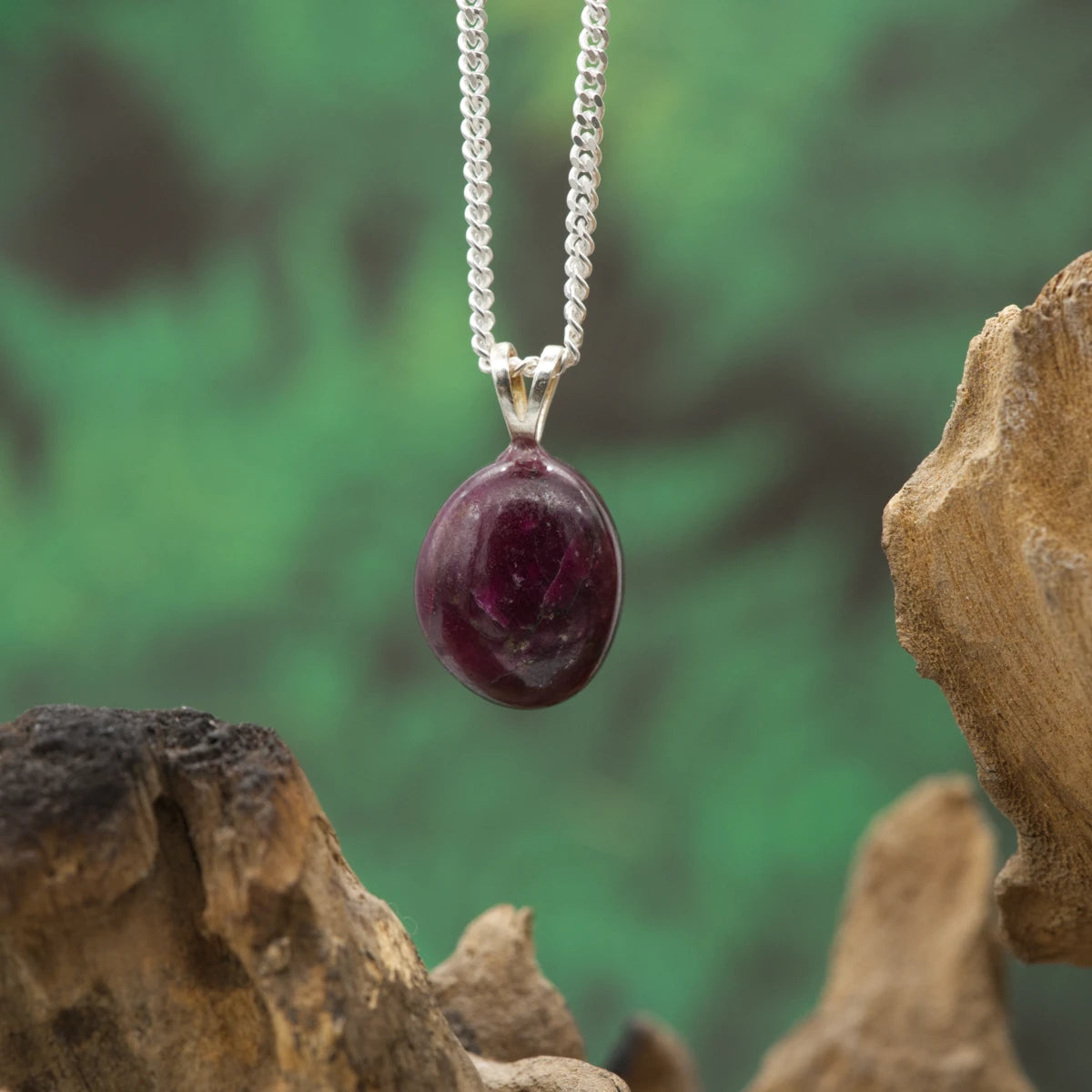 Kräftig roter Rubin – Leidenschaft, Mut und Lebensenergie.