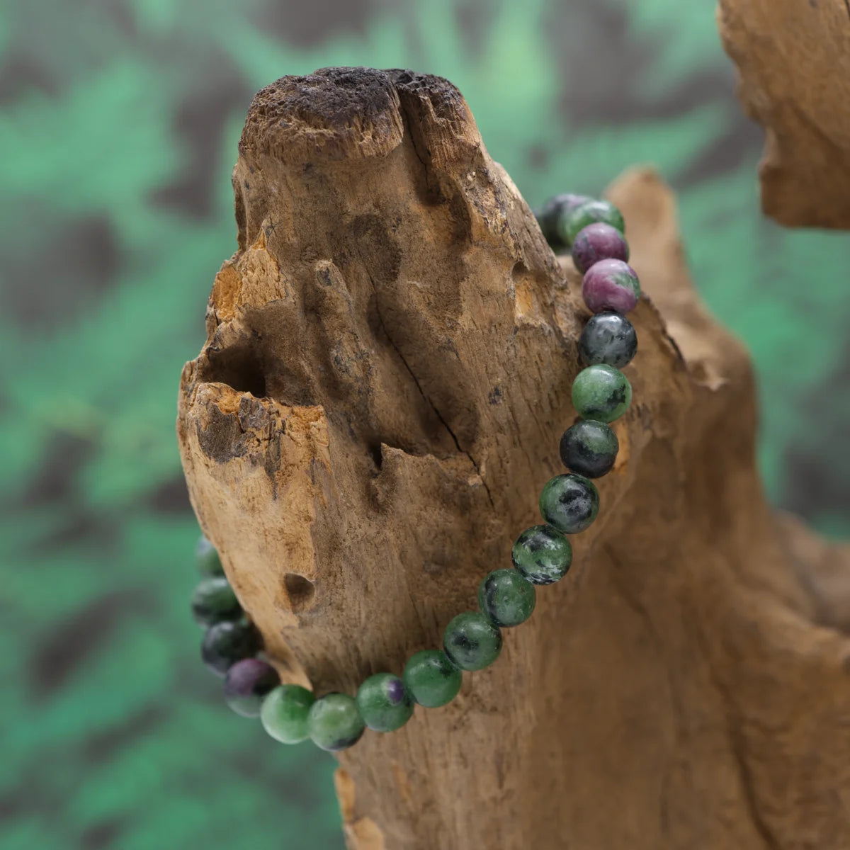 Edelstein-Armband aus 6 mm Rubin-Zoisit – verbindet Herzenergie und Lebenskraft.
