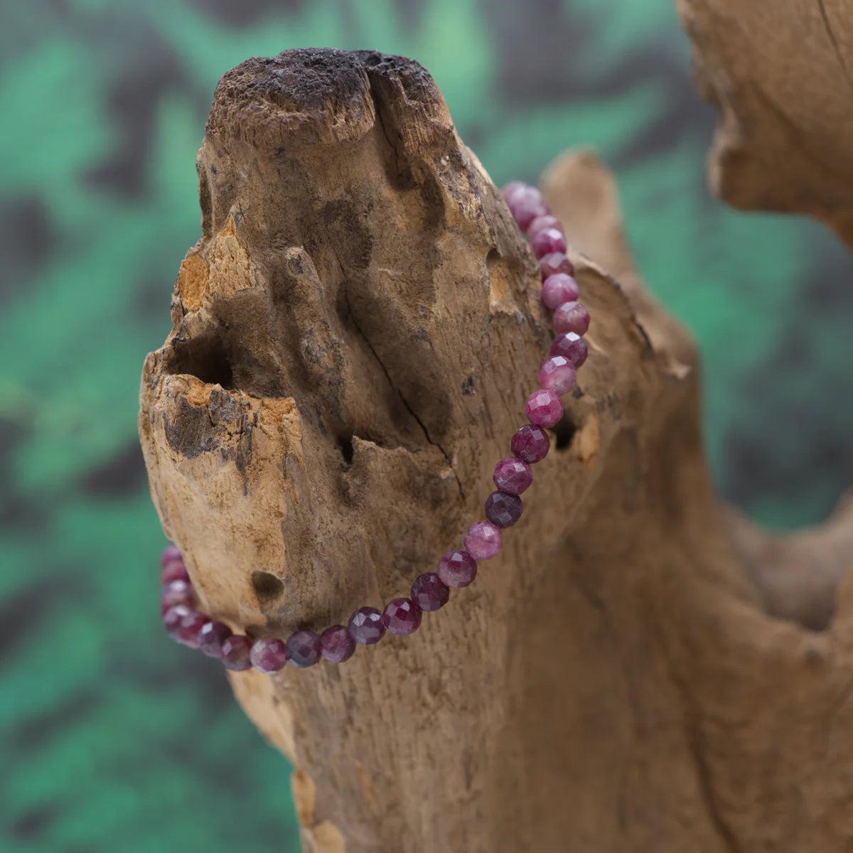Edelstein-Armband aus 4 mm facettiertem Rubin – aktiviert Lebensfreude und Mut.