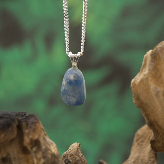 Mini-Saphir in Blau – feine Klarheit, Schutz & Eleganz.