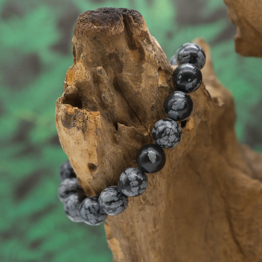 Edelstein-Armband aus 10 mm Schneeflockenobsidian-Perlen mit weißer Maserung – fördert Klarheit und innere Ruhe.