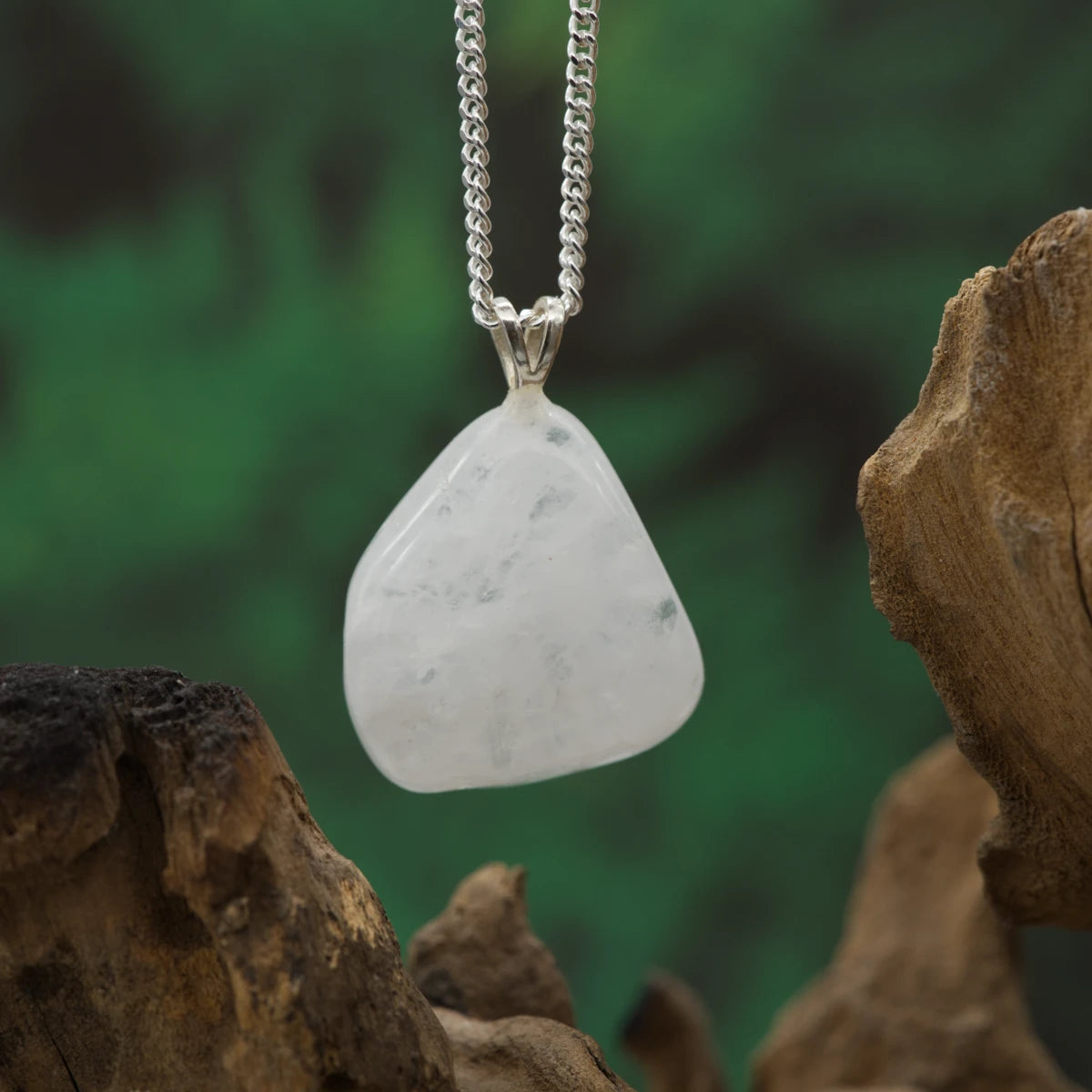 Milchig-weißer Quarz – Reinheit, Ruhe und Klarheit.