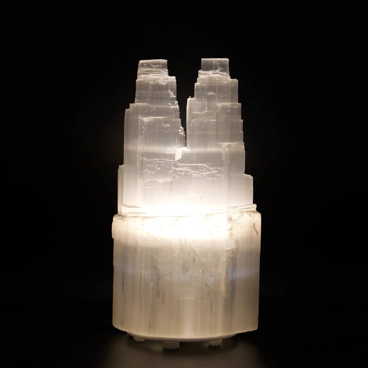 Doppelturm-Lampe aus Selenit – symbolisiert Balance und innere Harmonie.