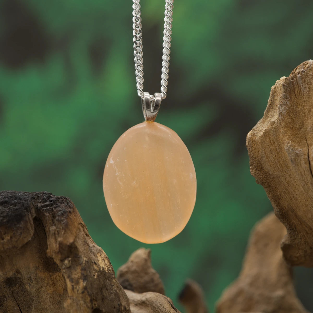 Warm-orangener Selenit – Sanftheit, Klarheit und Reinigung.