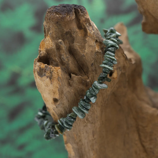Splitterarmband aus grünem Serafinit mit silbrigen Schimmern – fördert Heilung und spirituelles Wachstum.