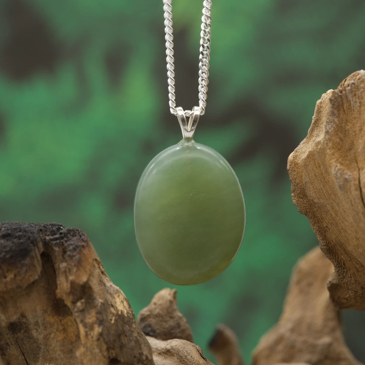 Edel-Serpentin („China Jade“) – klare Linien, Erdung und Stabilität.