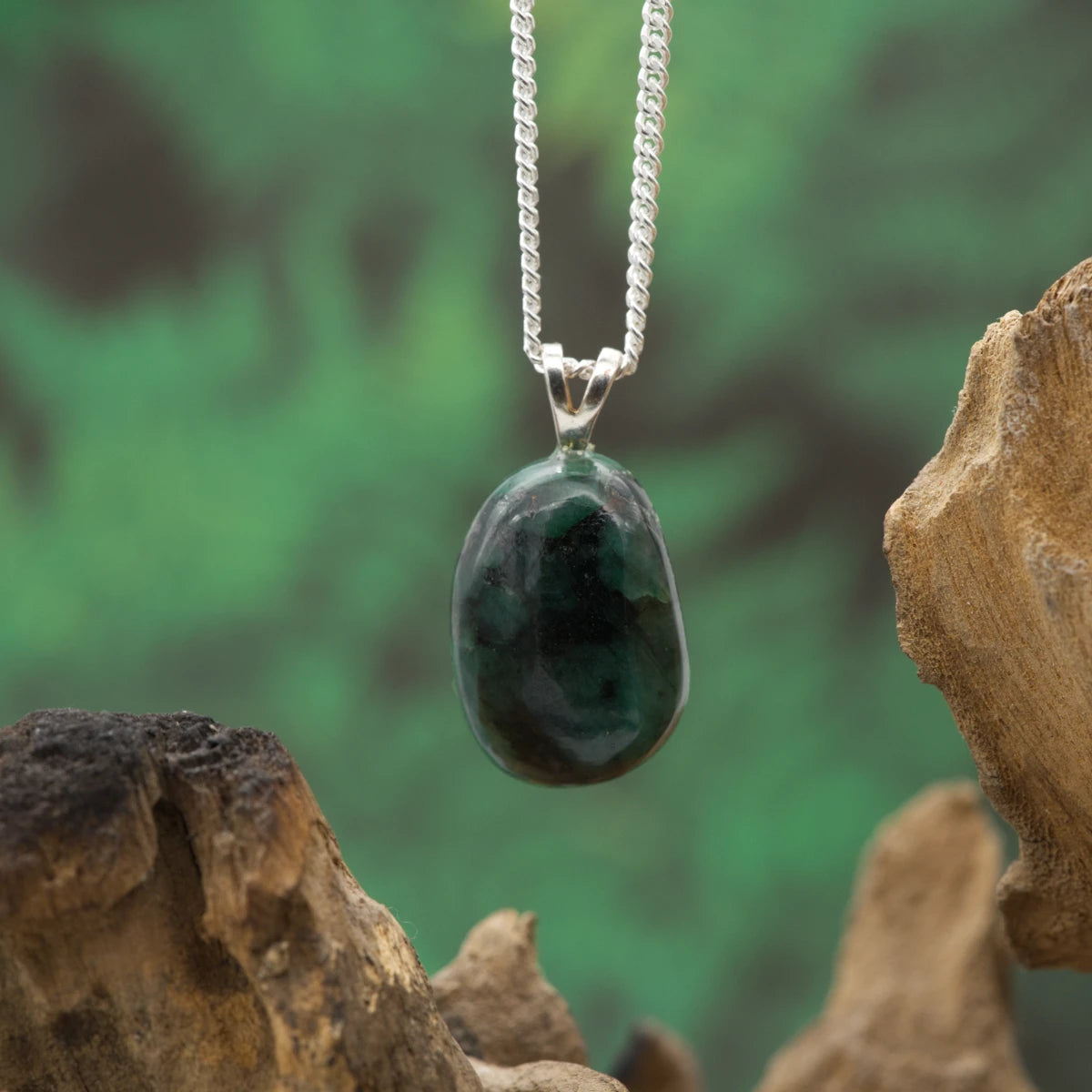 Leuchtend grüner Smaragd – Herzöffnung, Fülle und zeitlose Eleganz.