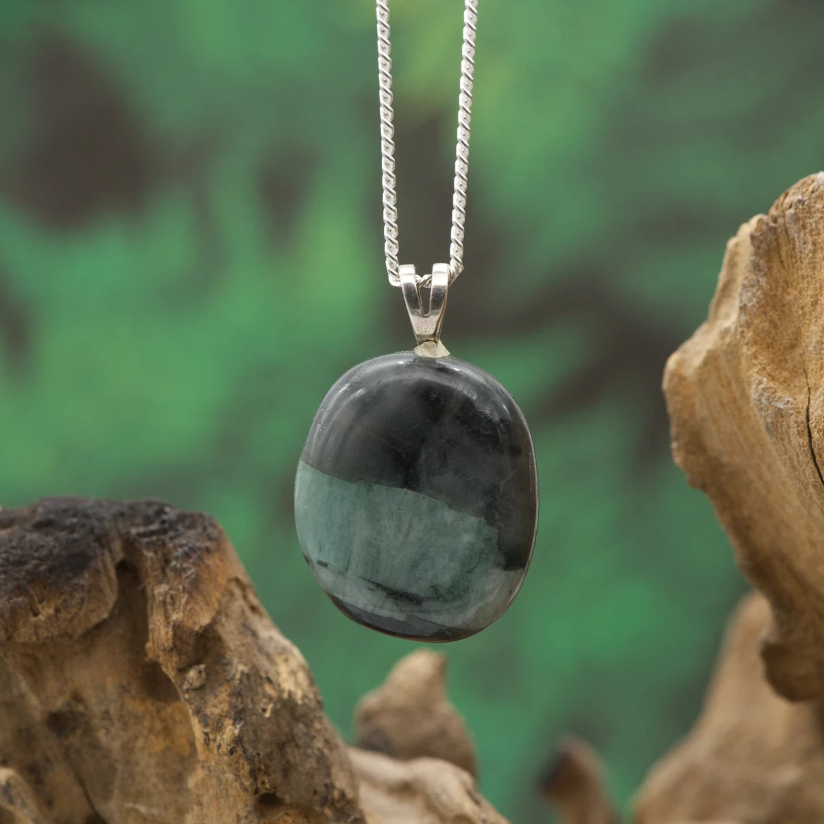 Smaragd im Feldspat – Naturstruktur, Herzheilung, Erdung.