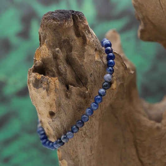 Edelstein-Armband aus 4 mm Sodalith – bringt Klarheit und Selbstvertrauen.
