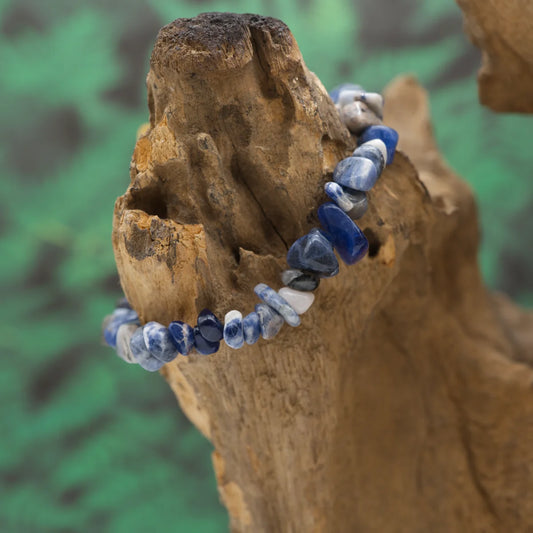 Splitterarmband aus blauem Sodalith – unterstützt Klarheit und Selbstausdruck.