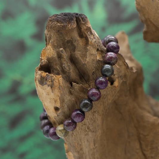 Edelstein-Armband aus 8 mm Stichtit-Perlen – fördert Vergebung und emotionale Heilung.