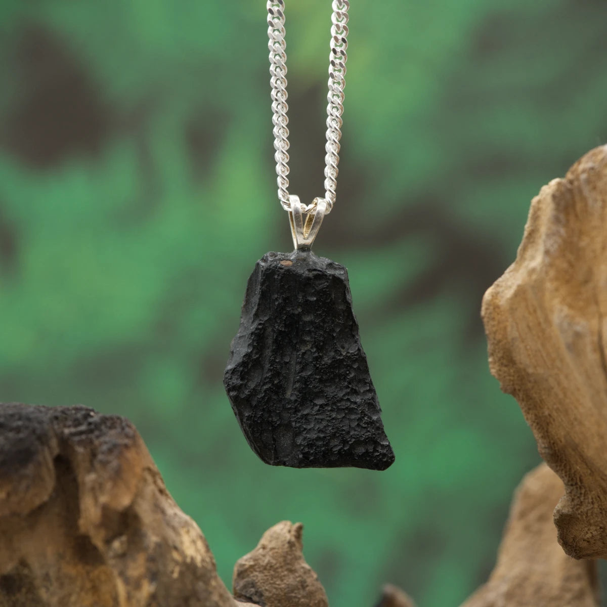 Schwarzer Tektit – Meteoritenglas, Schutz & energetischer Boost.