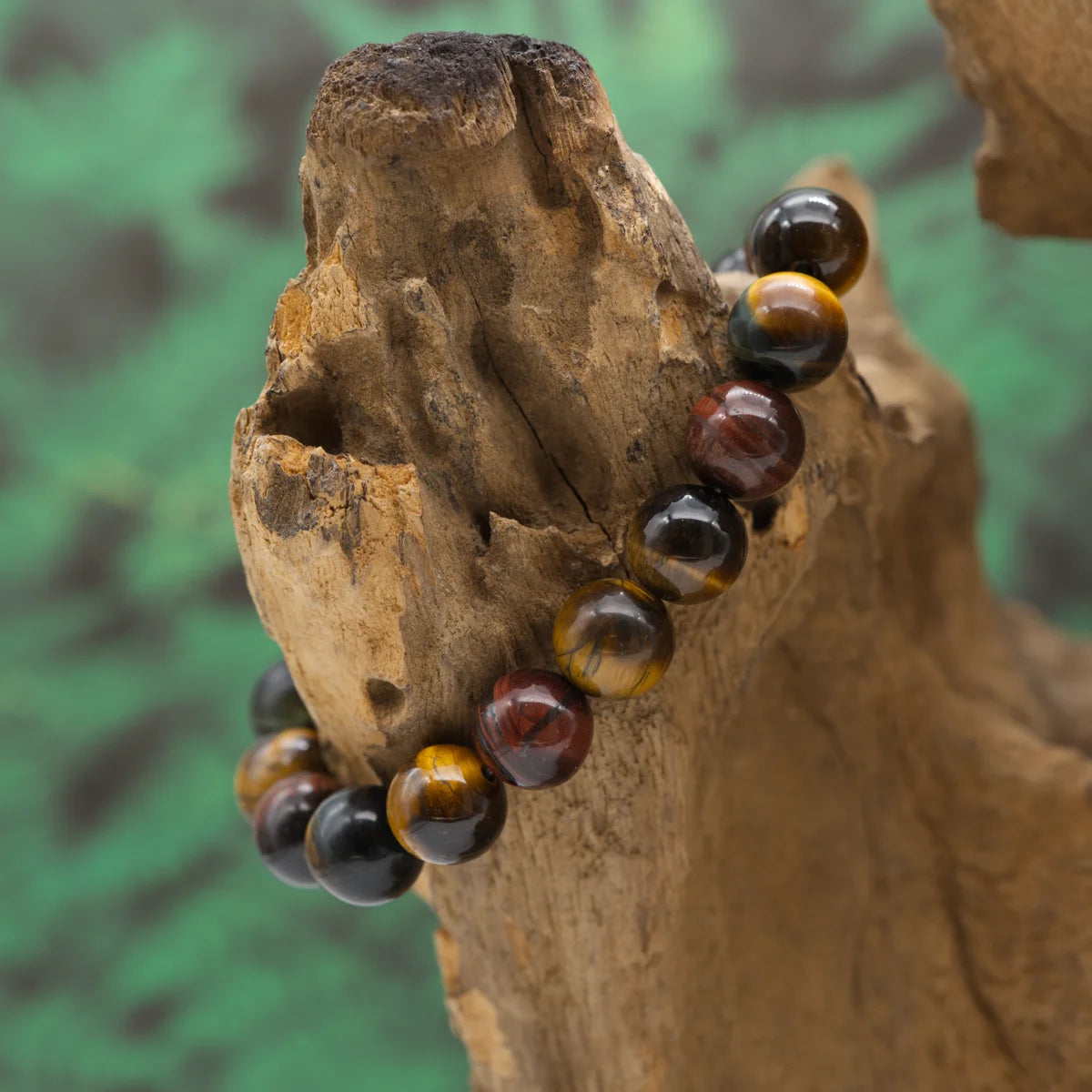 Edelstein-Armband aus 10 mm Tigerauge-Mix-Perlen in Gold-, Blau- und Rotbraun – fördert Balance, Schutz und Selbstvertrauen.