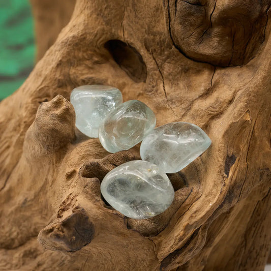 Himmelblauer Topas – bringt Klarheit, Gelassenheit und Inspiration.