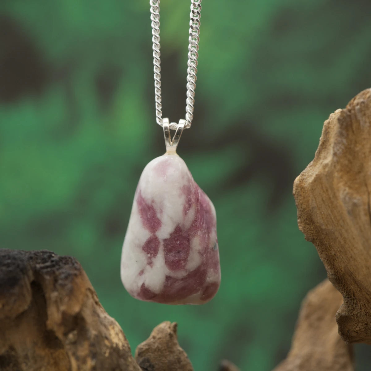 Rubellit im Granit – Leidenschaft, Herzfeuer und Standfestigkeit.