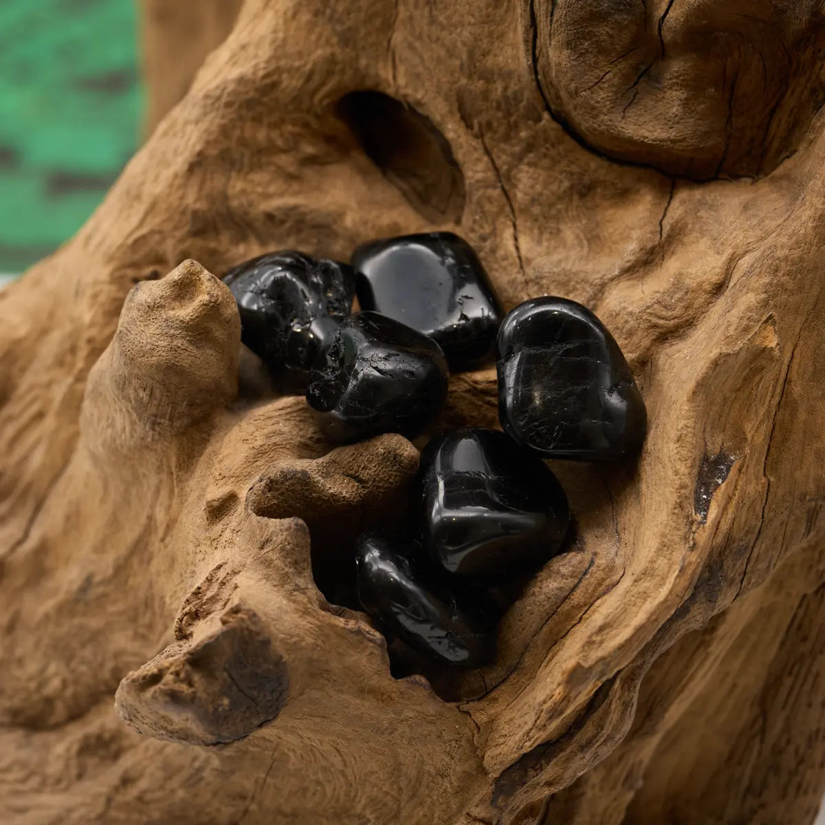 Tiefschwarzer Turmalin – kraftvoller Schutzstein gegen negative Energien und Strahlung.