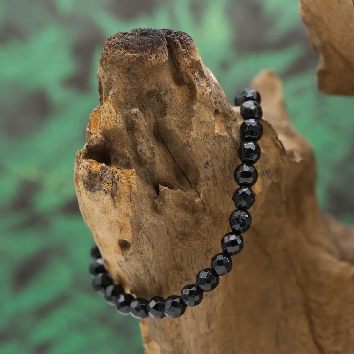 Edelstein-Armband aus 6 mm facettiertem Turmalin – klärt Energie und stärkt Stabilität.