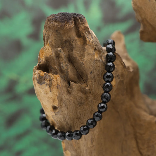 Edelstein-Armband aus 6 mm facettiertem Turmalin – klärt Energie und stärkt Stabilität.