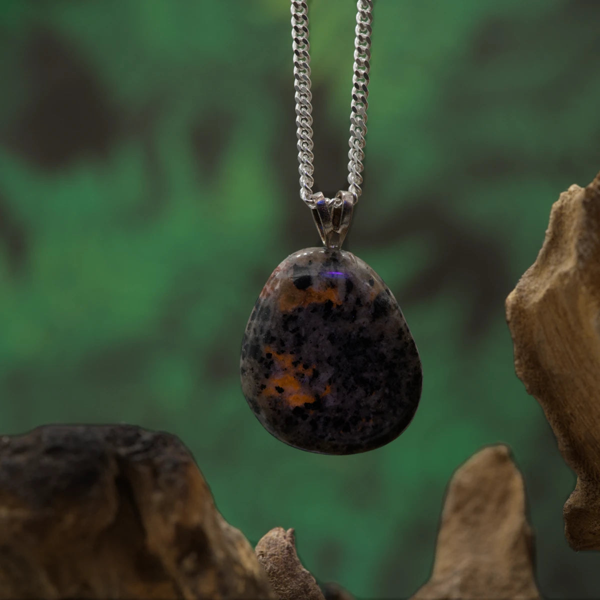 Grauer Yooperlite mit fluoreszierendem Glühen – stärkt Intuition, Ausdruck und innere Klarheit.