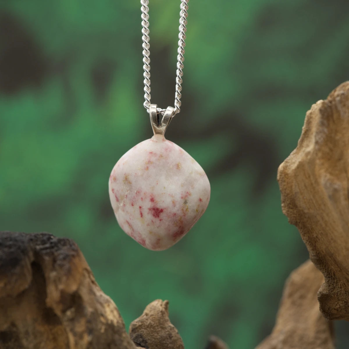 Leuchtend roter Zinnober – Kraftstein für Mut, Vitalität und kreative Energie.