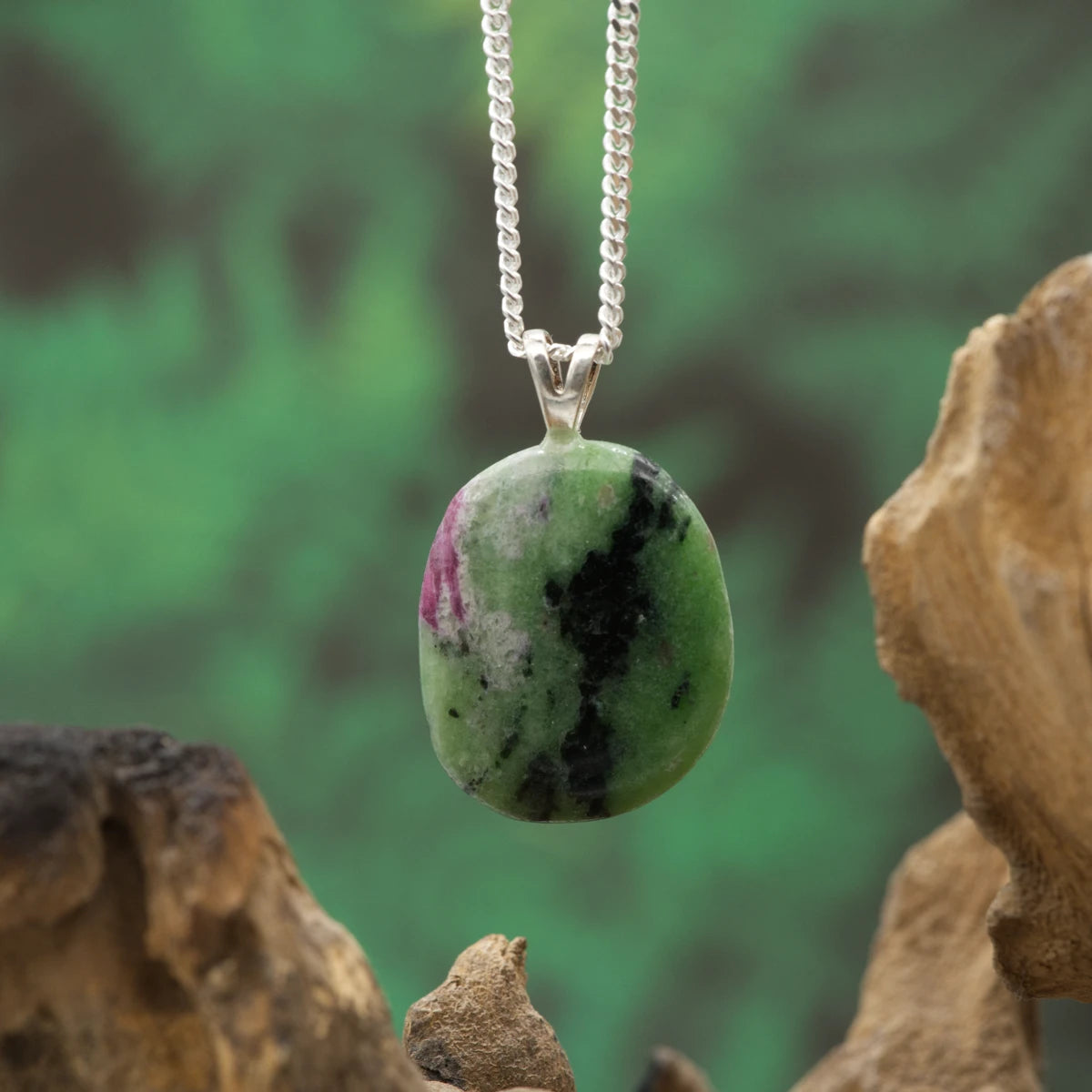 Grüner Zoisit – Regeneration, Wachstum und Verbindung zur Natur.