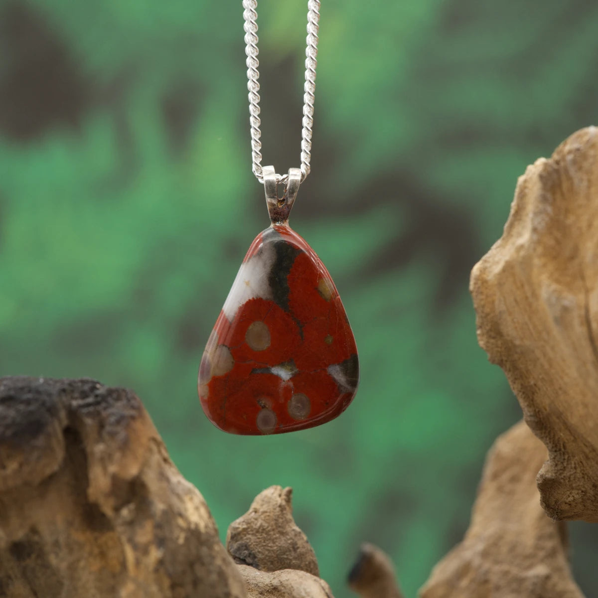 Roter Poppy-Jaspis-Anhänger – vitalisierender Edelstein für Stärke und Ausdauer.