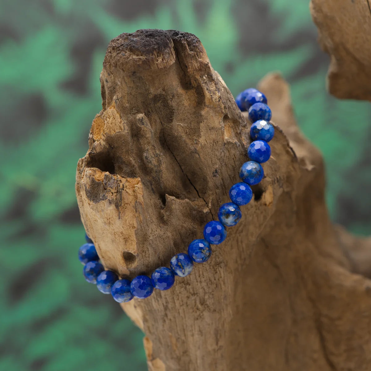 Edelstein-Armband aus 6 mm facettiertem Lapislazuli – intensiviert Fokus und Klarheit.