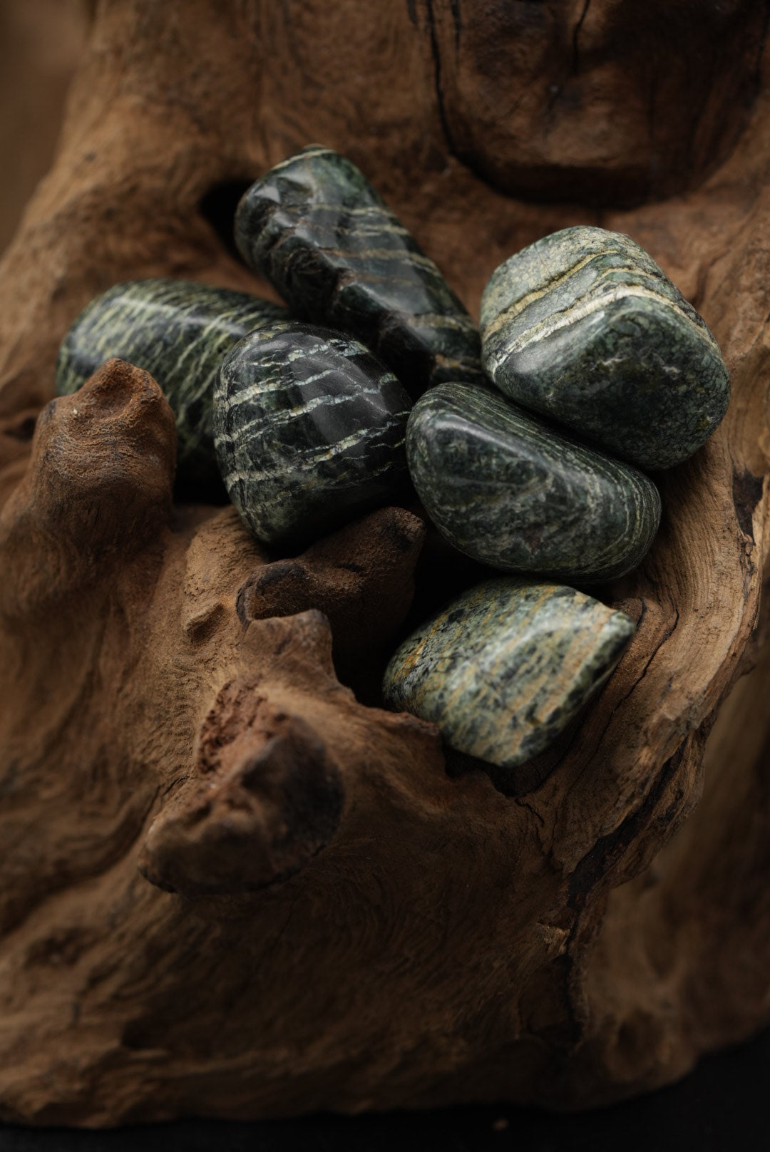 Serpentin Silberauge der Kategorie Trommelsteine