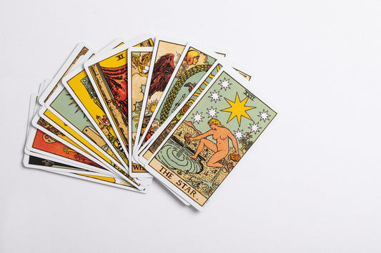 Tarotkarten auf einem Tisch beim Kartenlegen