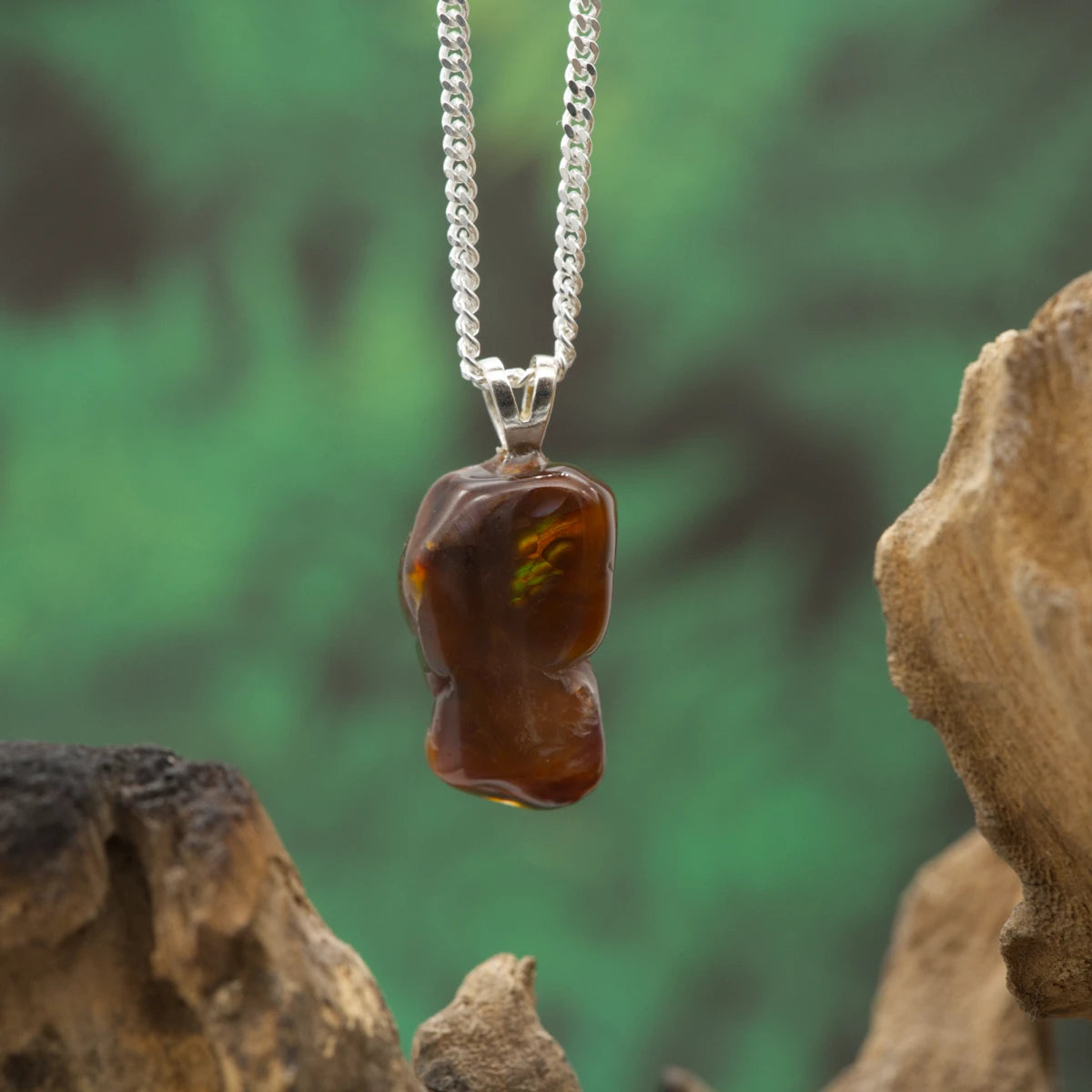 Leuchtend rot-oranger Feuerachat – symbolisiert Leidenschaft, Vitalität und innere Stärke.