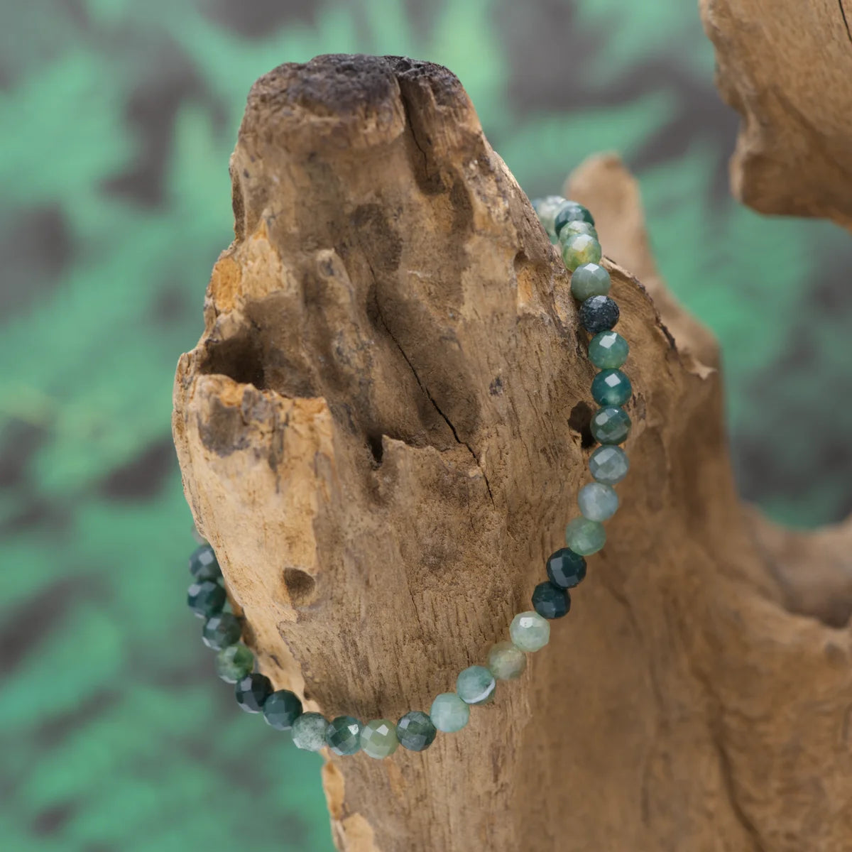 Edelstein-Armband aus 4 mm facettiertem Moosachat – bringt Klarheit und Erdung.