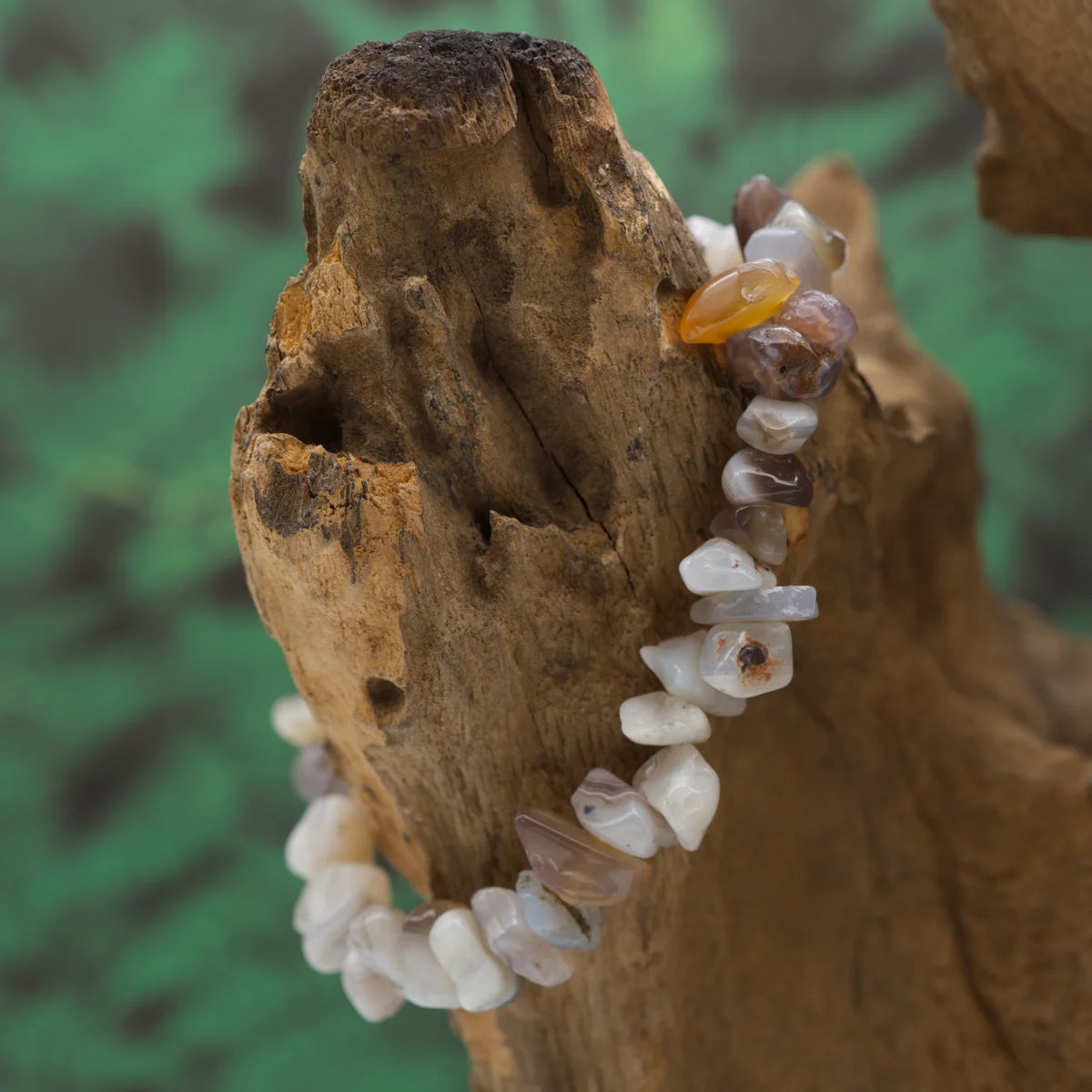 Splitterarmband aus Achat mit natürlichen Farbnuancen – schenkt Stabilität und innere Ruhe.