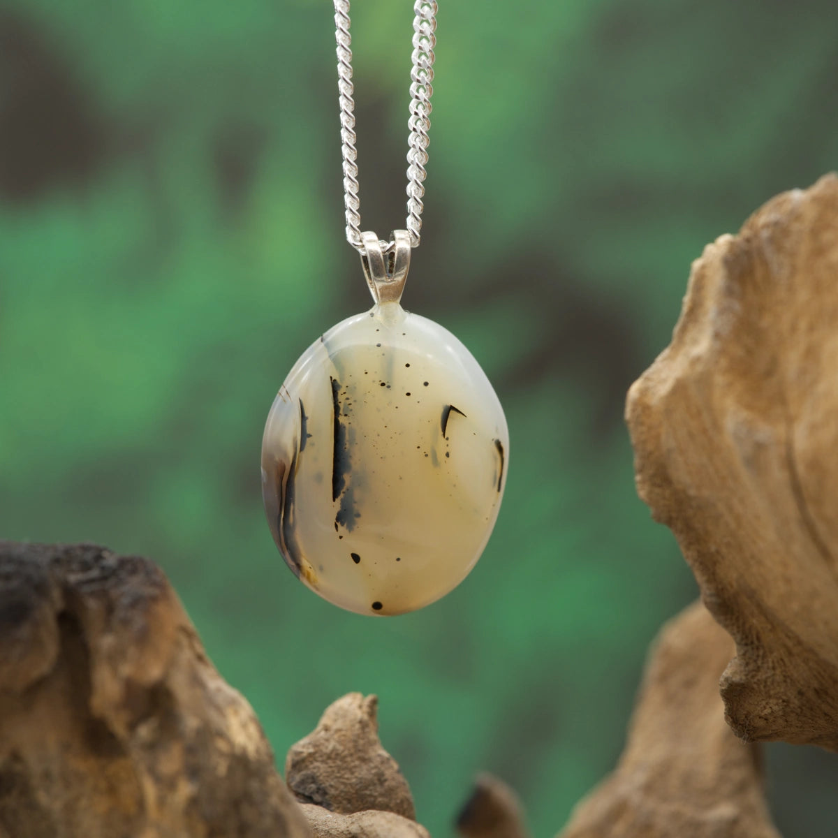 Erdiger Dendritenachat mit landschaftlichem Muster – fördert Stabilität und Erdung.